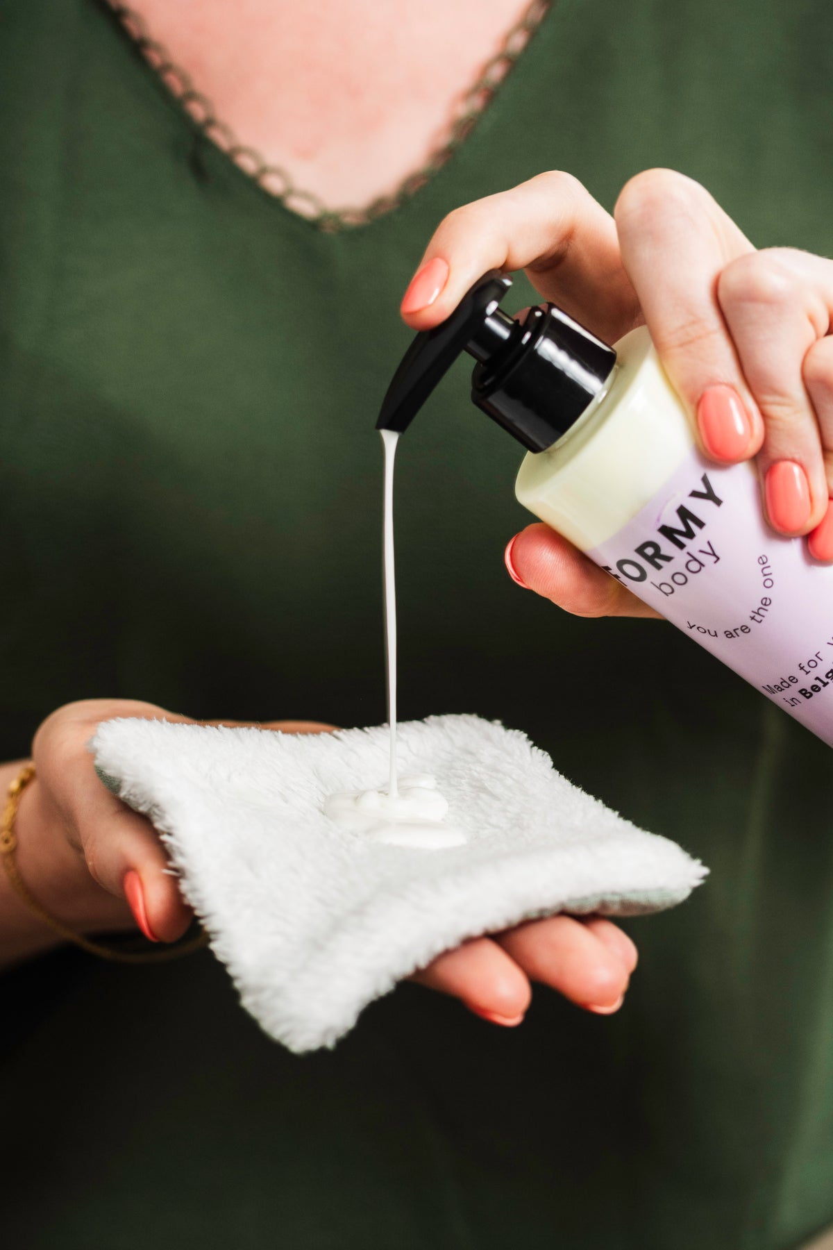 Application d'une pression de lait corps Formy Body sur un carré démaquillant lavable en tissu soft